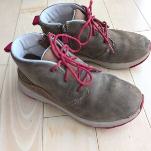 UGG Kids Canoe III Weather Ankle Boots, Big Boys Size 3 Walnut/Red - Used Good